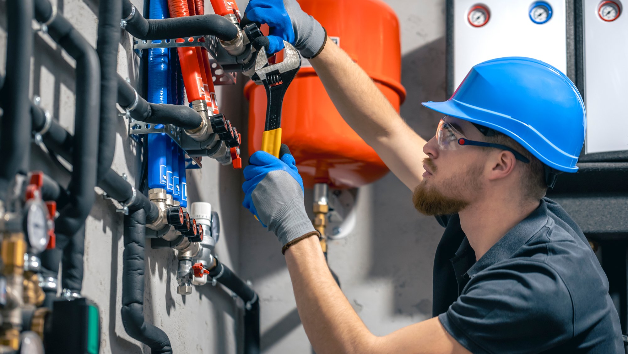 Rheinwärme Techniker mit Tablet auf Baustelle