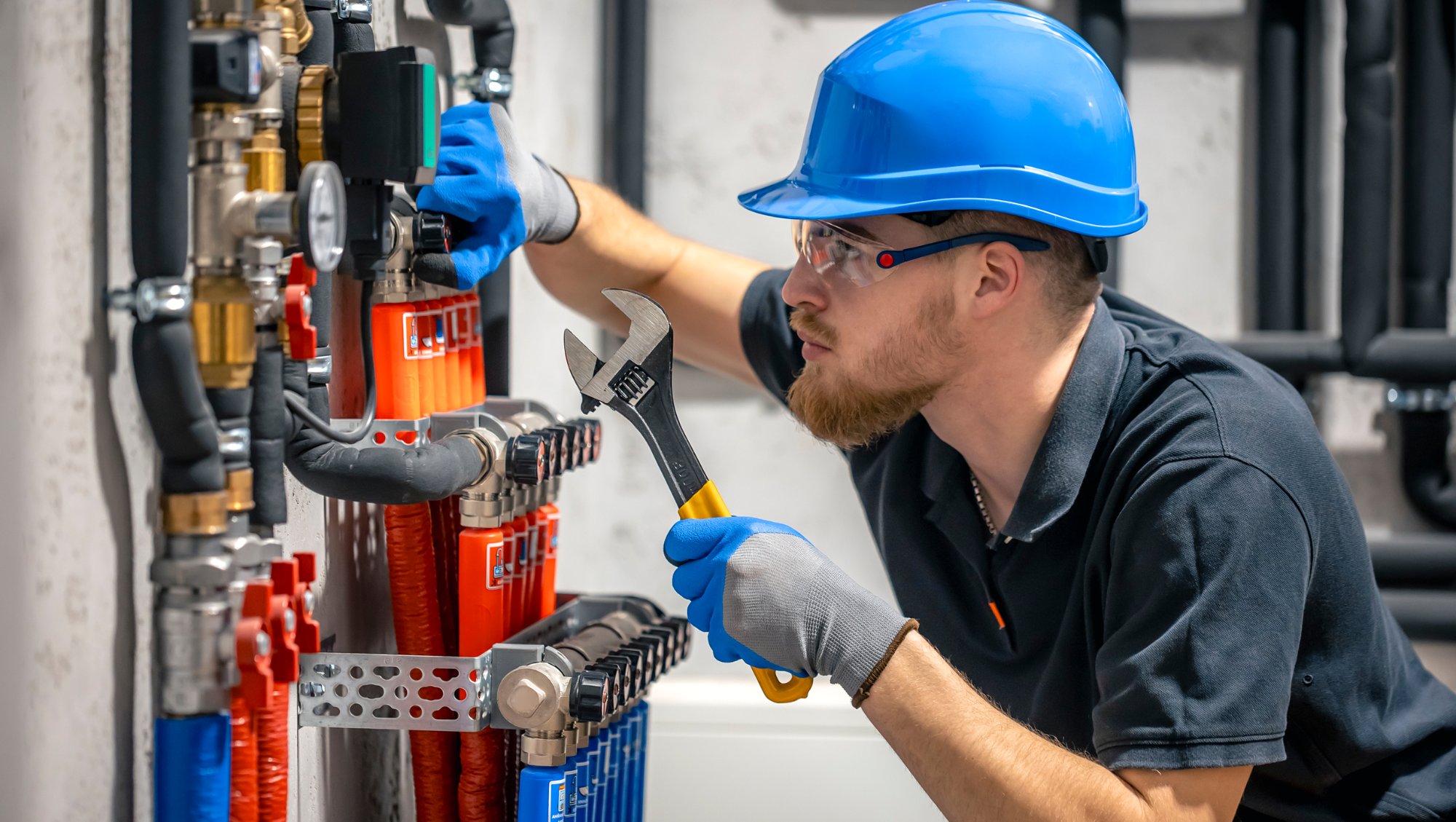 Heizungstechniker bei der Arbeit – Rheinwärme GmbH